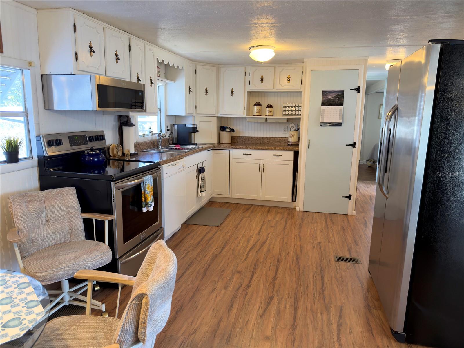 Listing photo id 5 for 12033 Lake Pines Road