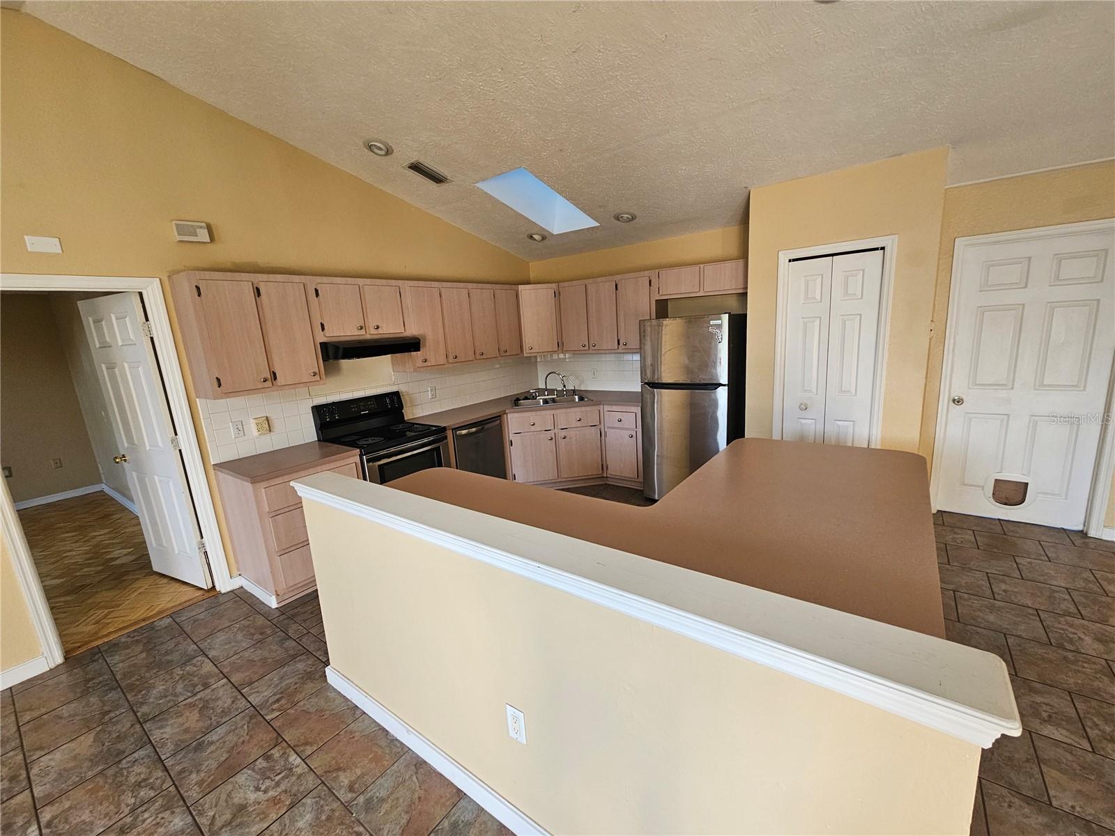 Image 4 of 13 For 2940 Dupont Street