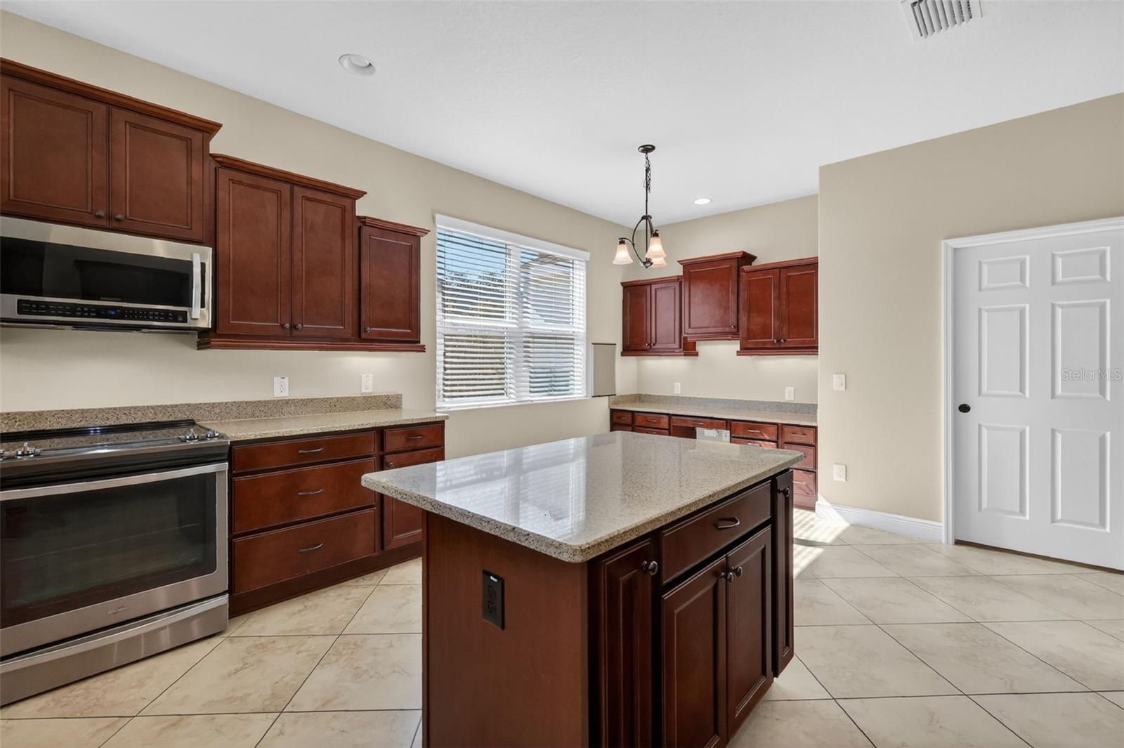 Image 14 of 60 For 3300 Boardroom Trail