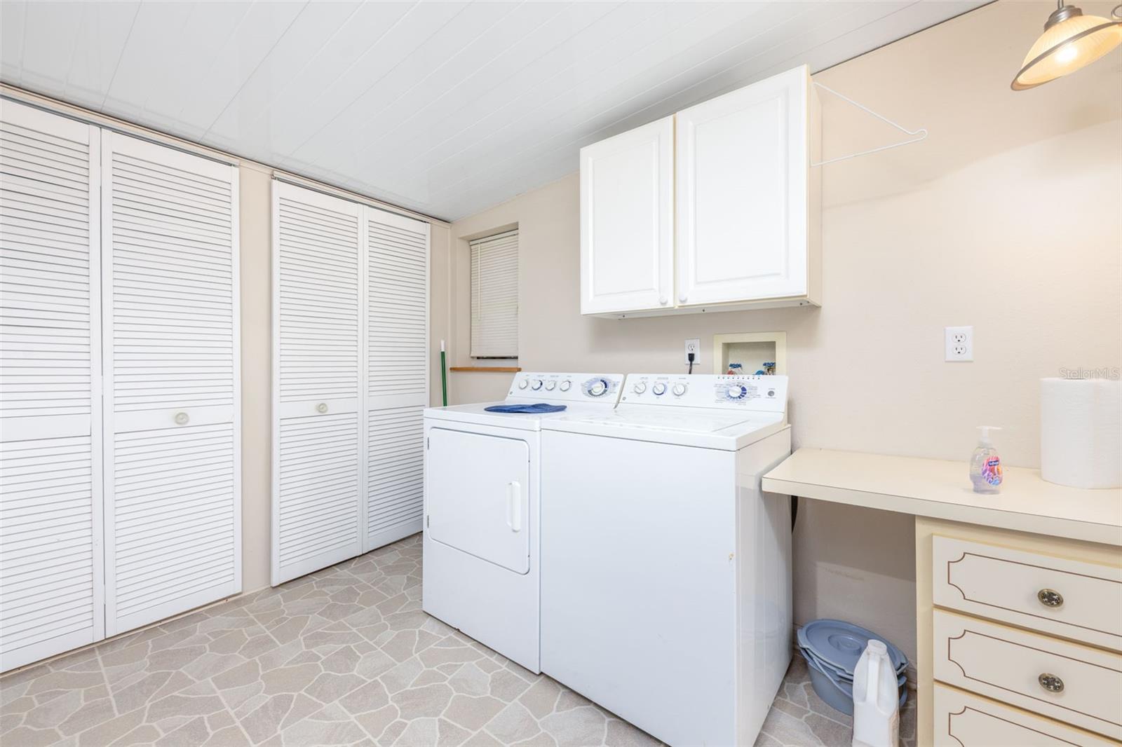 Image 13 of 27 For 605 Rainbow Boulevard