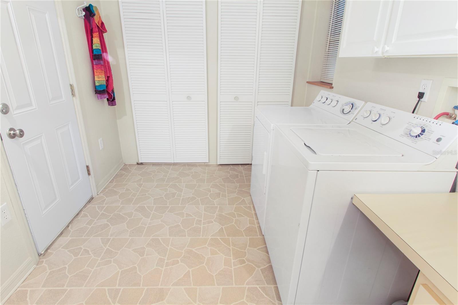 Image 26 of 27 For 605 Rainbow Boulevard