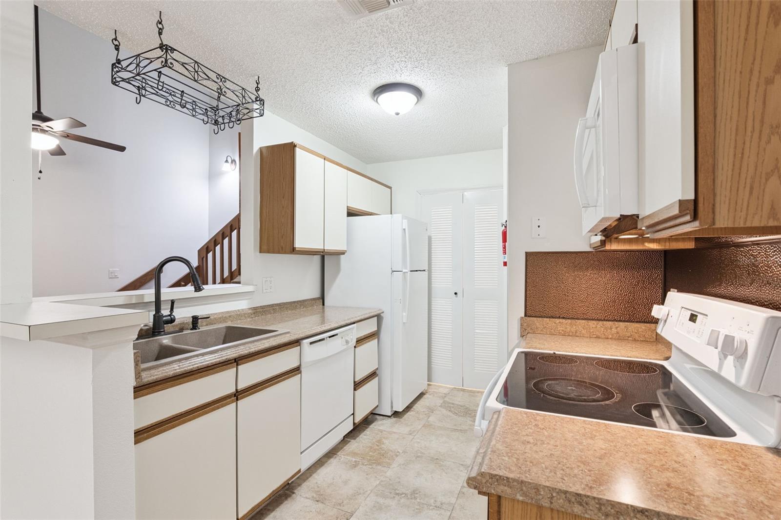 Image 8 of 21 For 625 Greencove Terrace 118