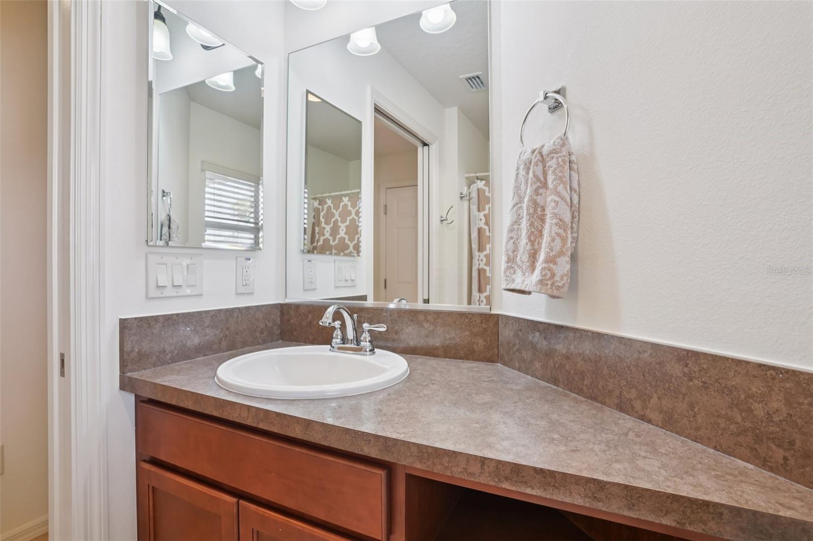 Image 26 of 44 For 1052 Becker Avenue