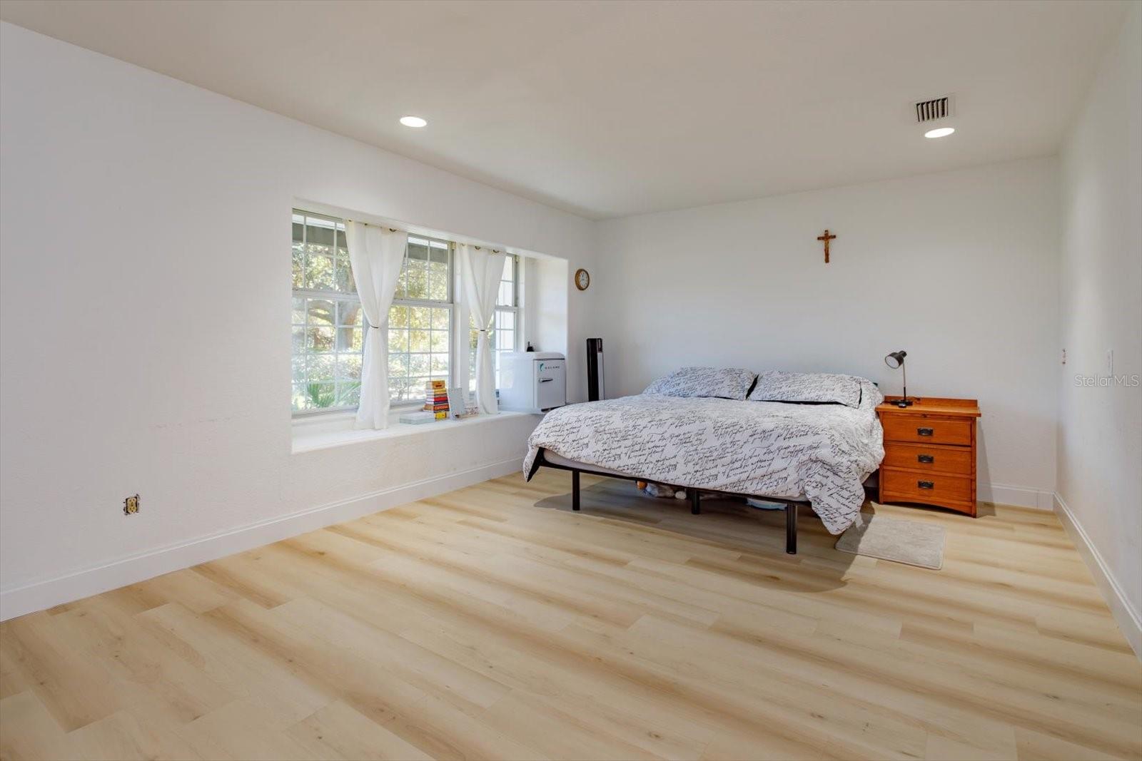 Image 10 of 16 For 2010 Lakeville Road N