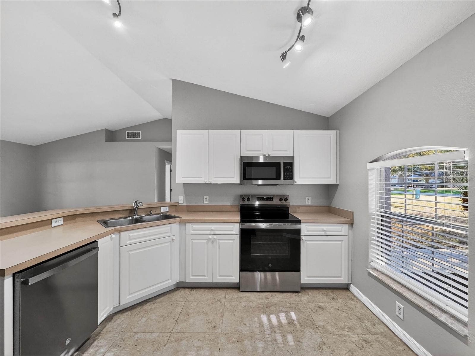 Image 6 of 37 For 14309 Golden View Drive