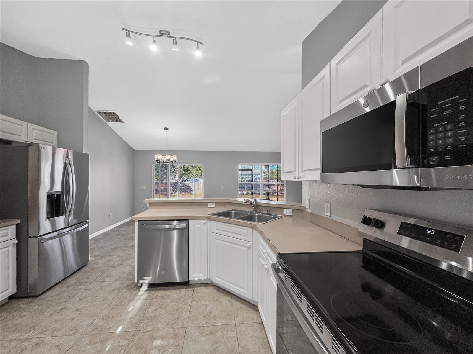 Image 7 of 37 For 14309 Golden View Drive