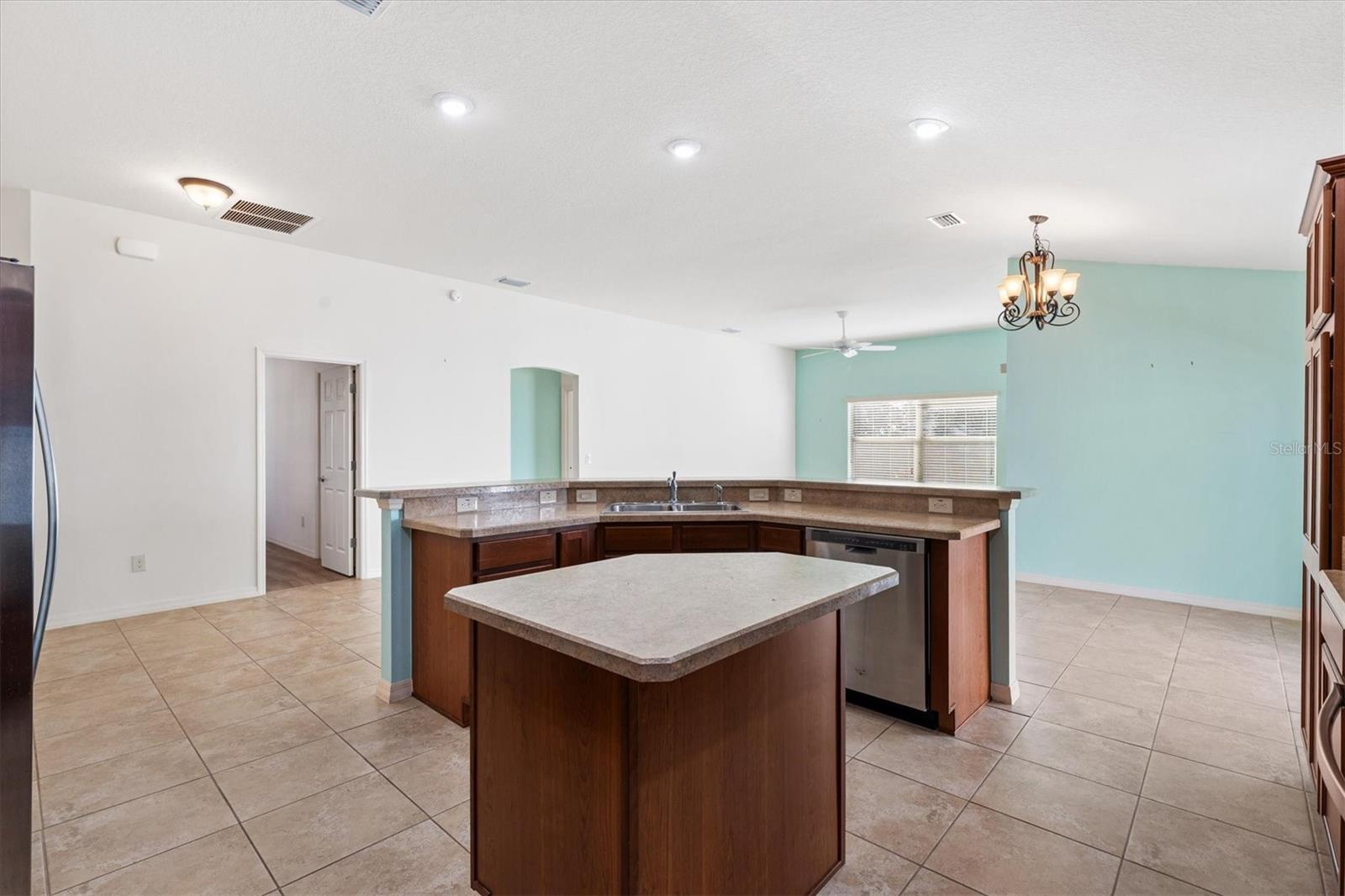 Image 18 of 39 For 2610 Lindewood Street