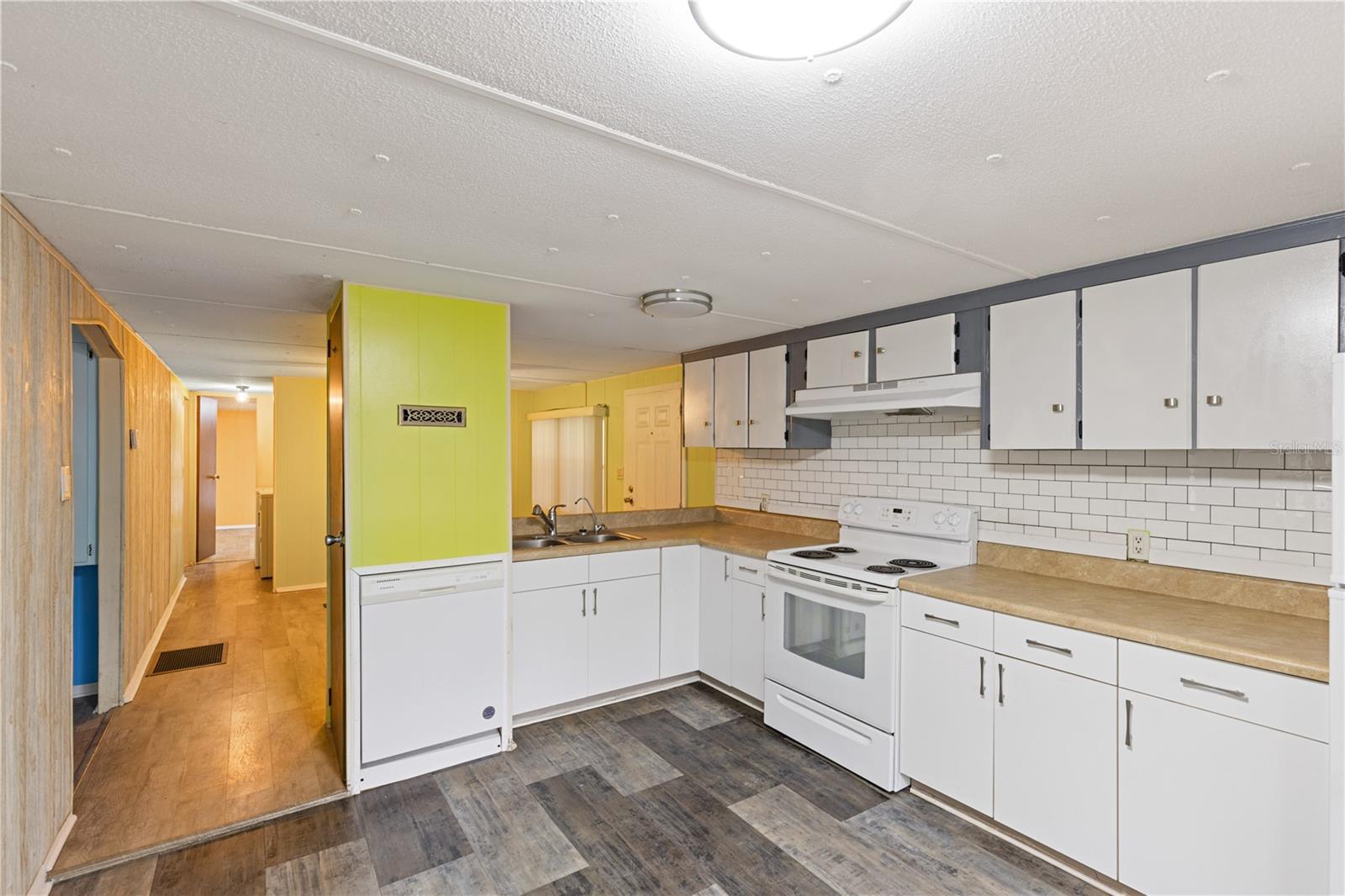 Image 14 of 29 For 16760 102nd Avenue Road