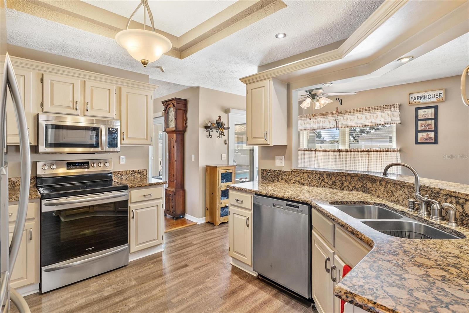 Listing photo id 13 for 450 55th Street