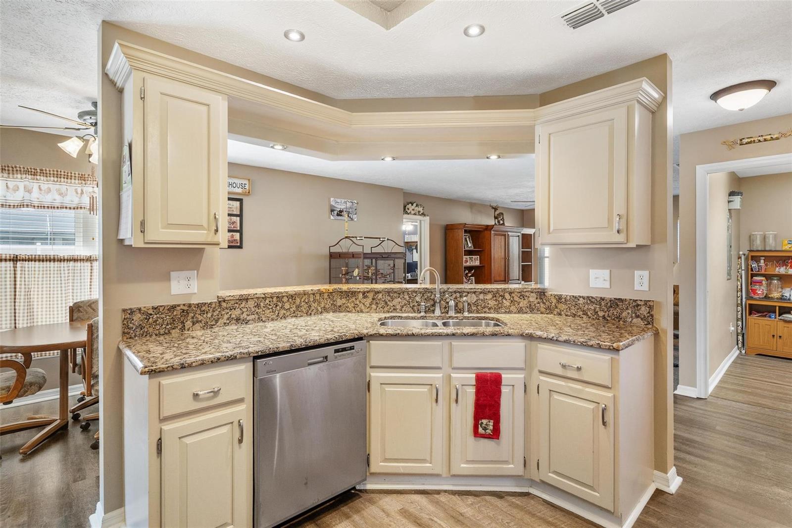 Listing photo id 14 for 450 55th Street