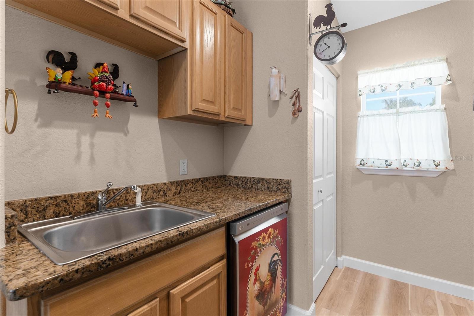 Listing photo id 49 for 450 55th Street