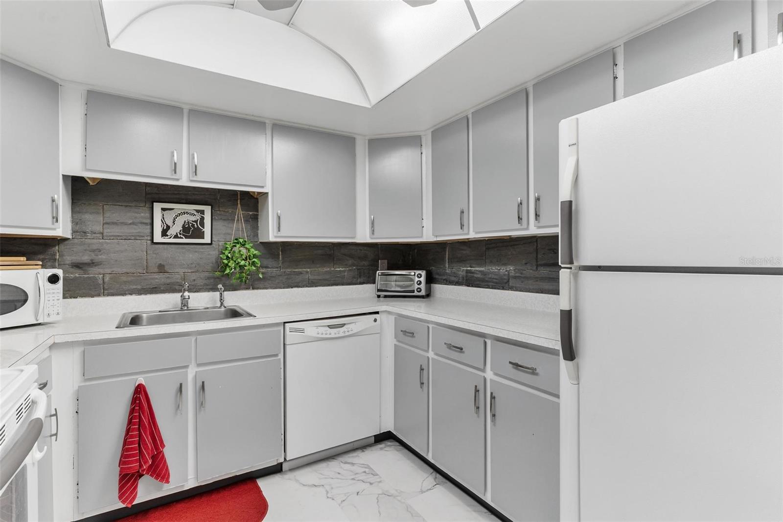 Image 15 of 37 For 574 Midway Drive B