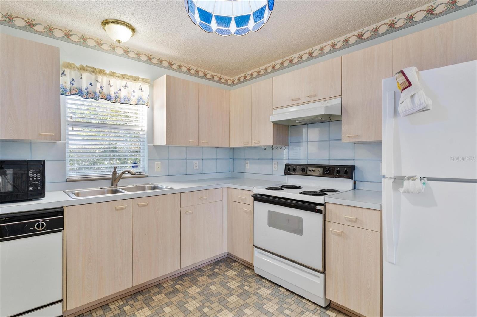 Image 11 of 39 For 620 Prado Drive