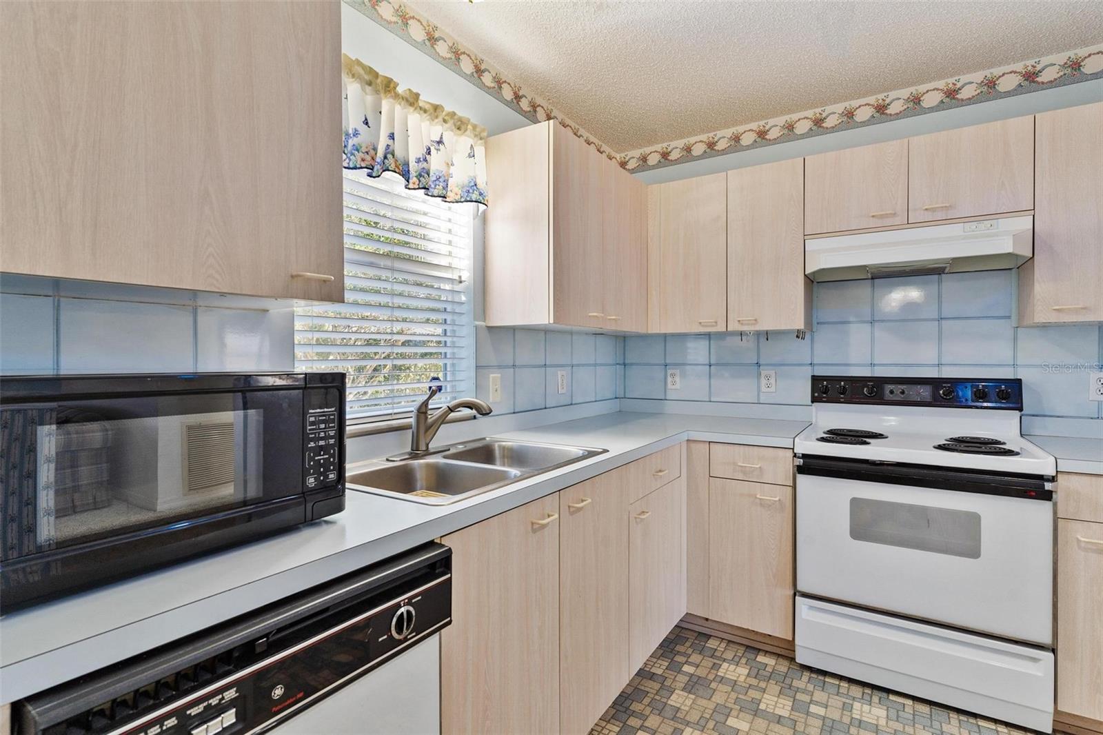 Image 14 of 39 For 620 Prado Drive