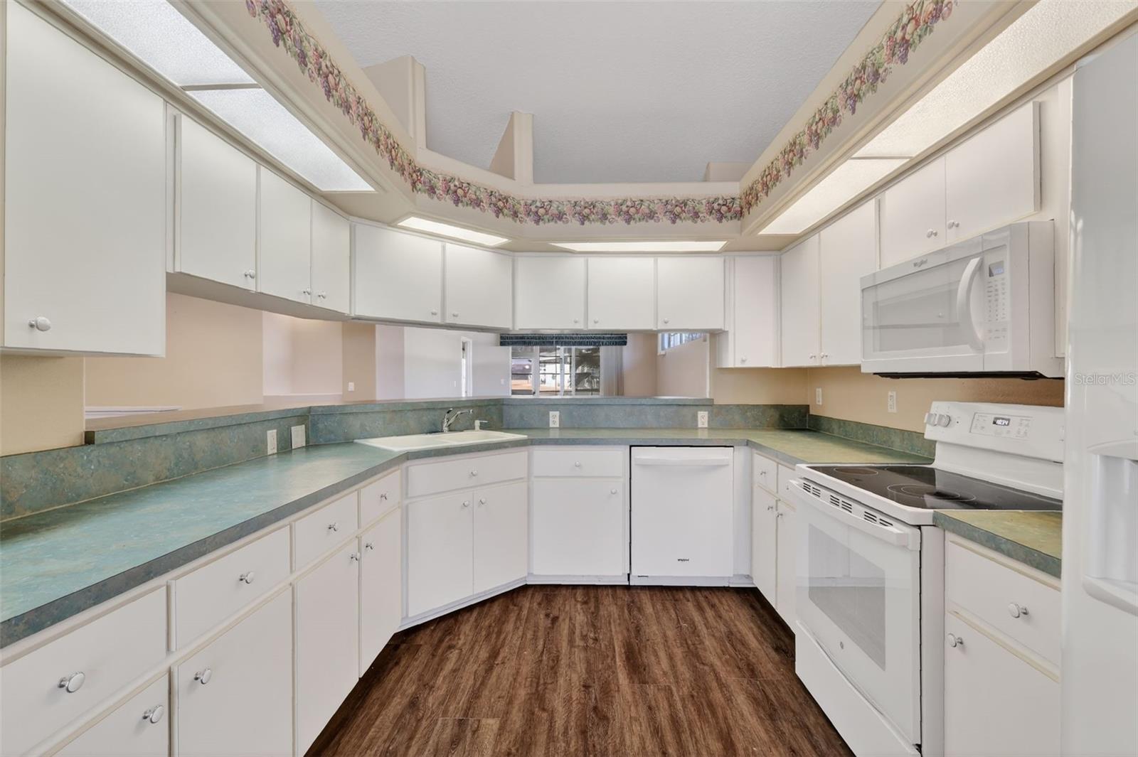 Image 22 of 68 For 21743 King John Street