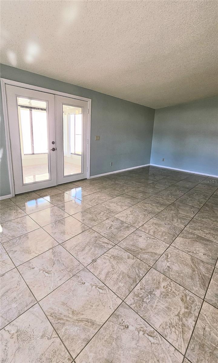 Image 16 of 30 For 933 Oleander Street