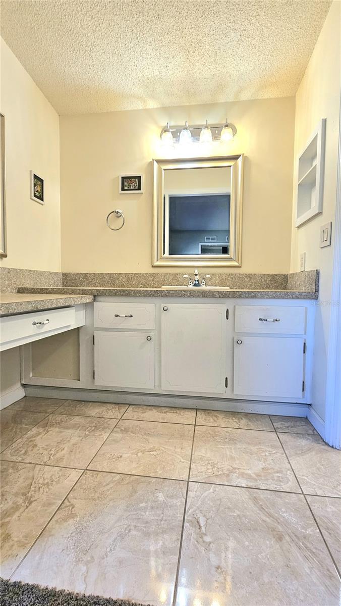 Image 24 of 30 For 933 Oleander Street