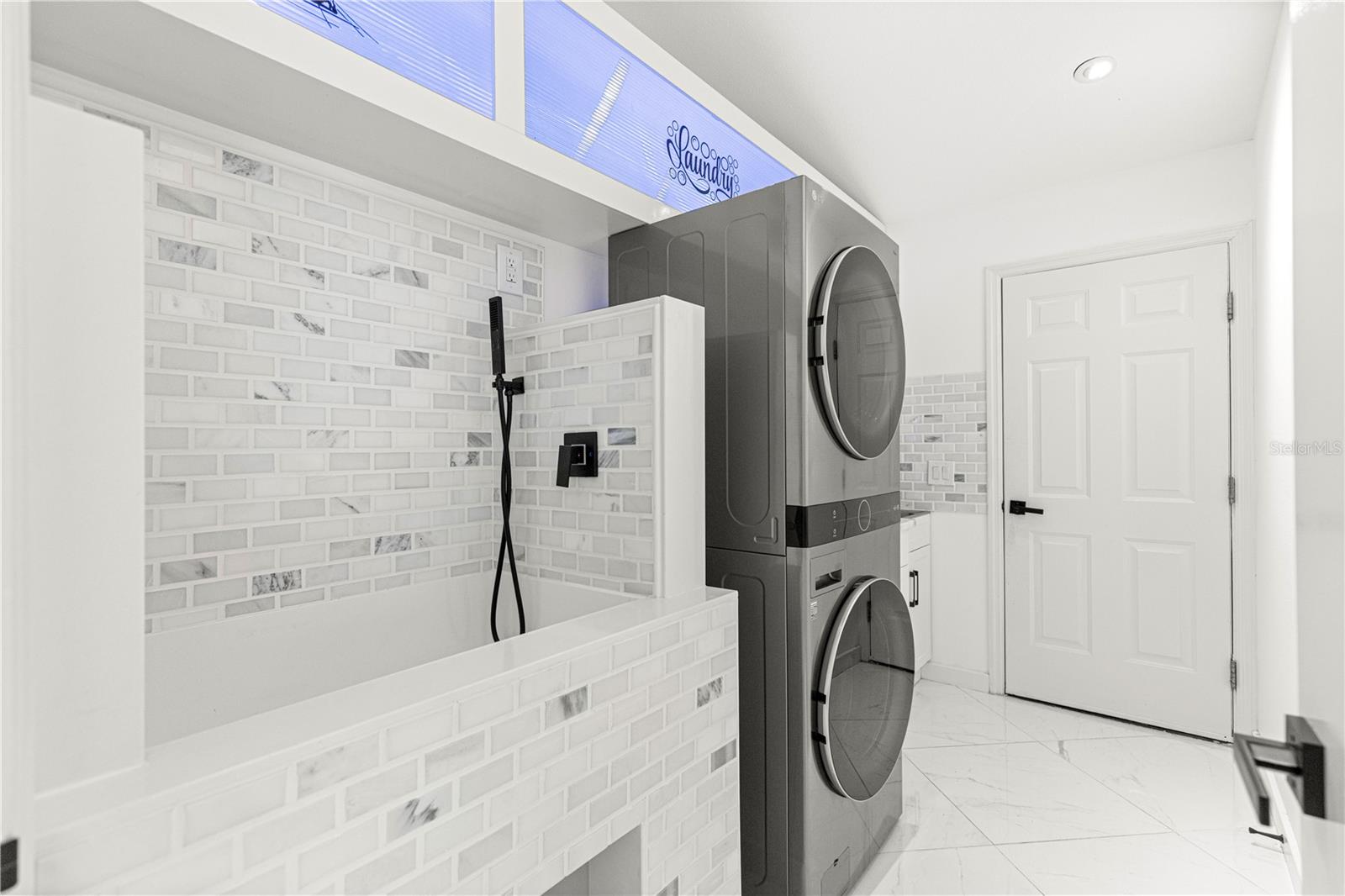 Image 23 of 70 For 210 Palermo Place