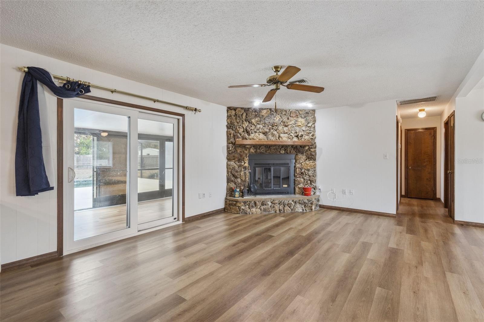 Image 6 of 31 For 35025 Raintree Drive