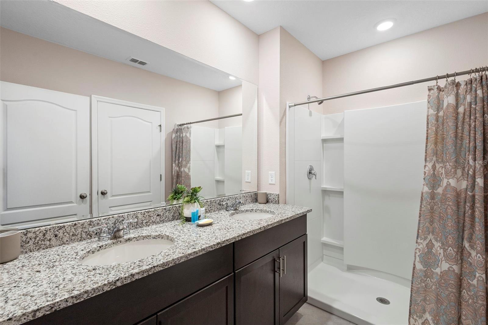 Image 41 of 65 For 7592 Oakmoss Loop