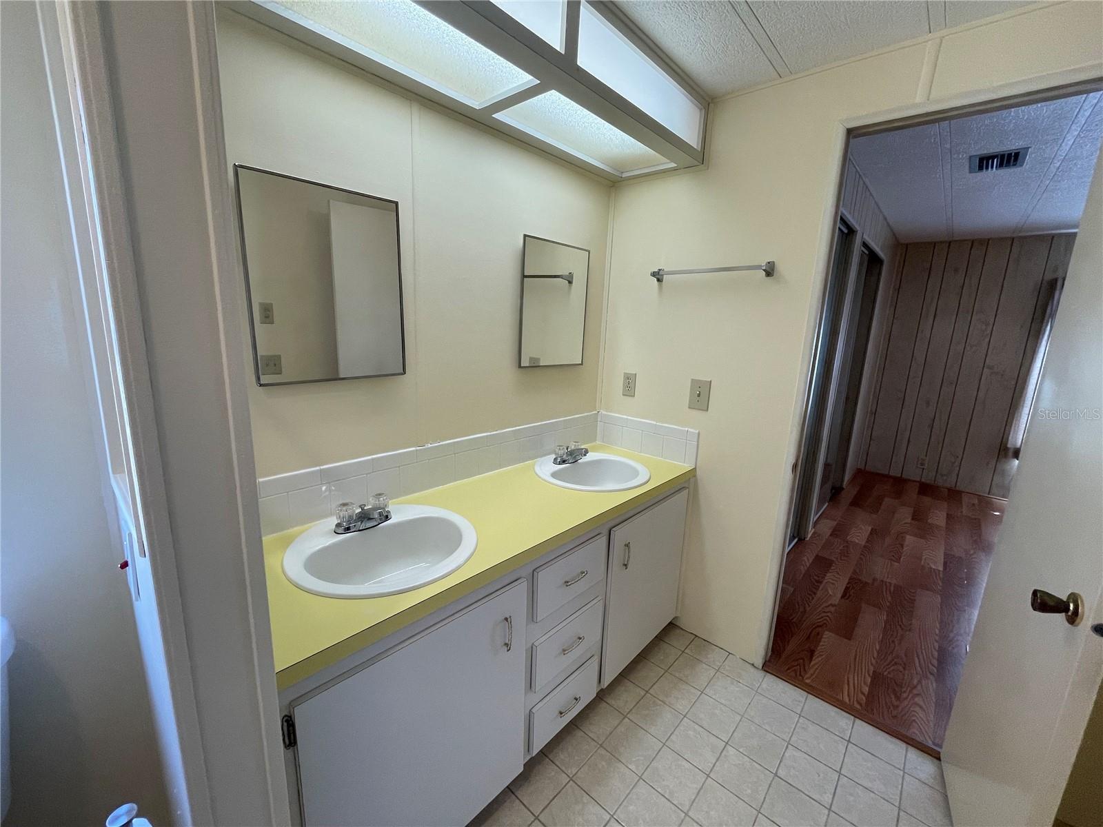 Image 21 of 30 For 3366 Evergreen Road 1701