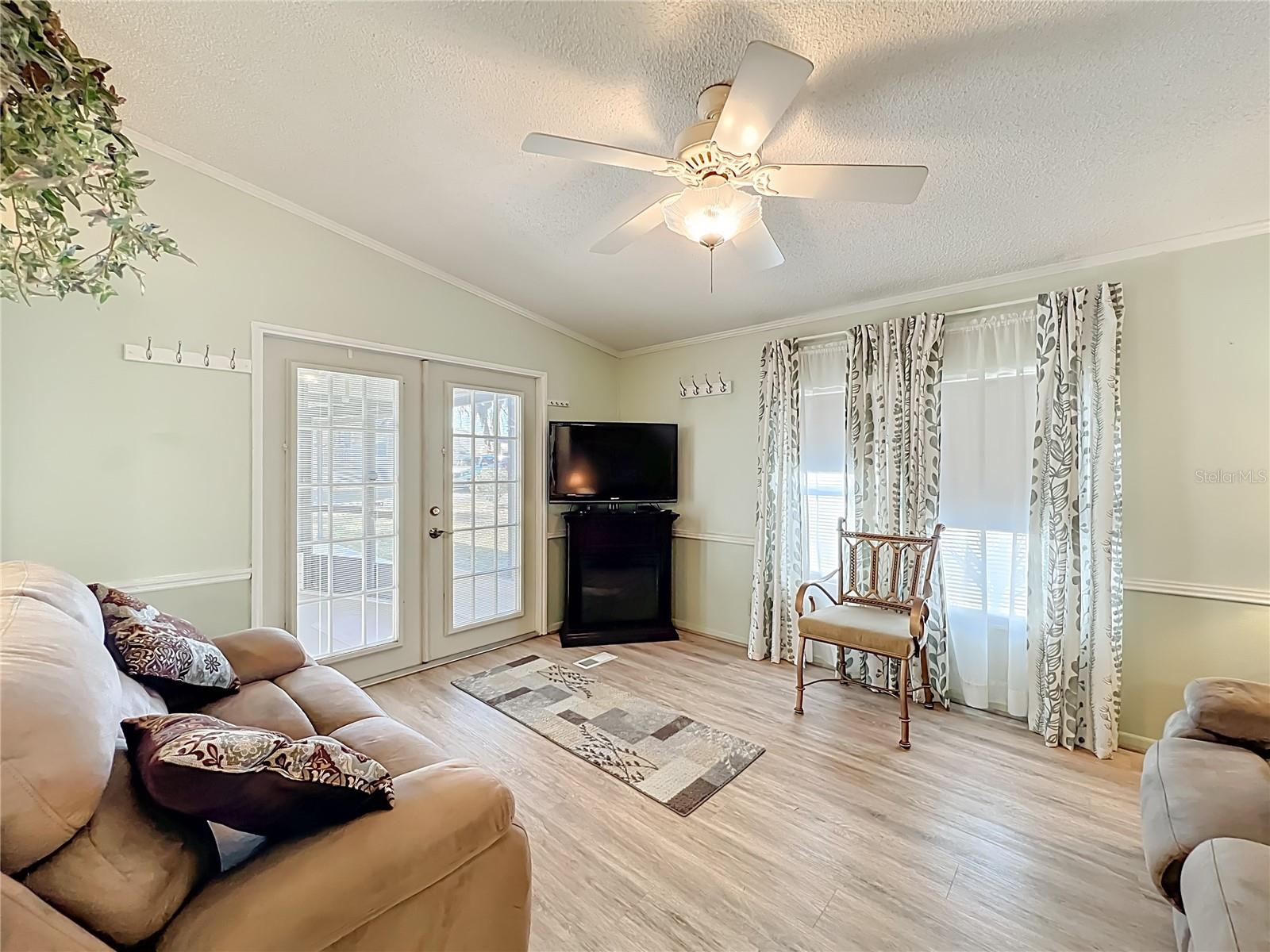 Image 10 of 69 For 698 Cindi Avenue