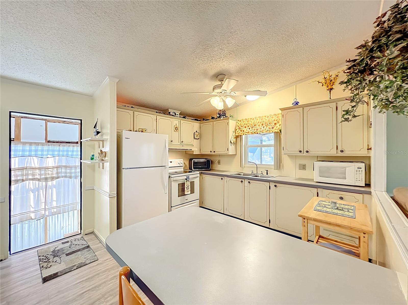 Image 18 of 69 For 698 Cindi Avenue