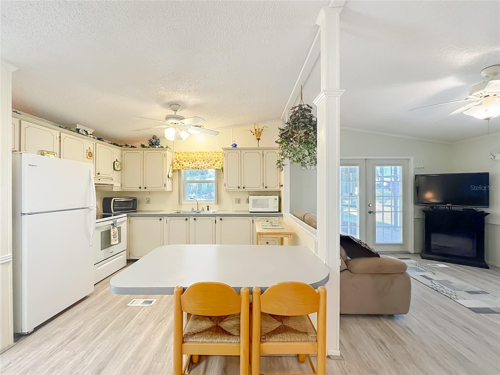 Image 19 of 69 For 698 Cindi Avenue