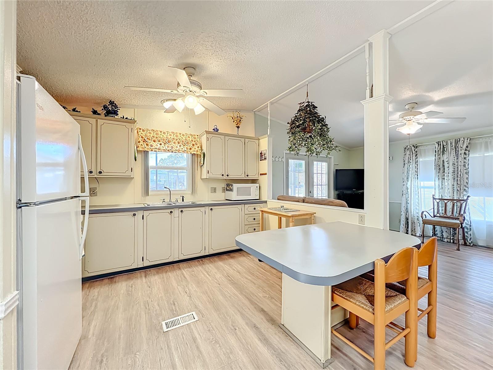 Image 20 of 69 For 698 Cindi Avenue