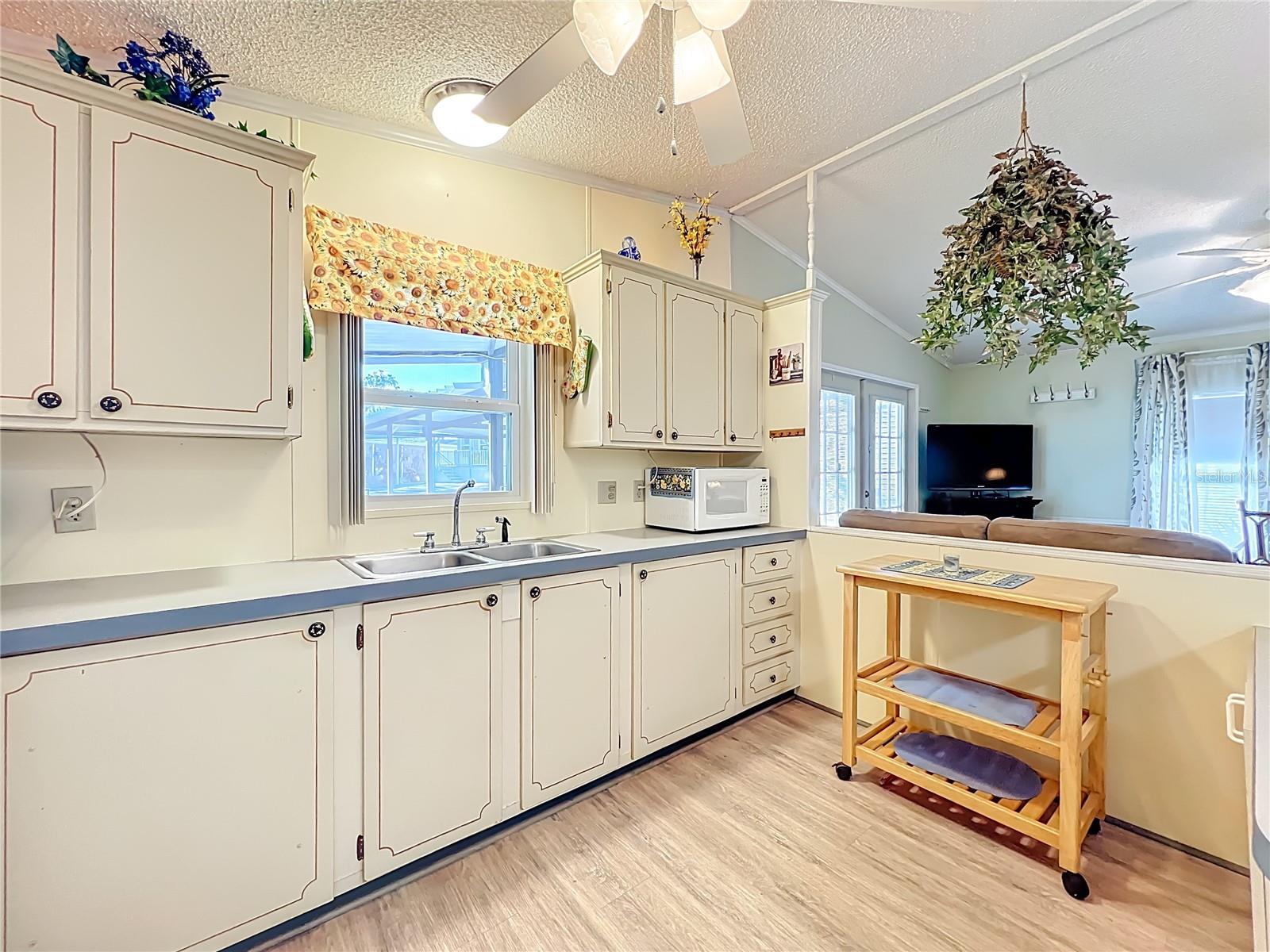 Image 21 of 69 For 698 Cindi Avenue