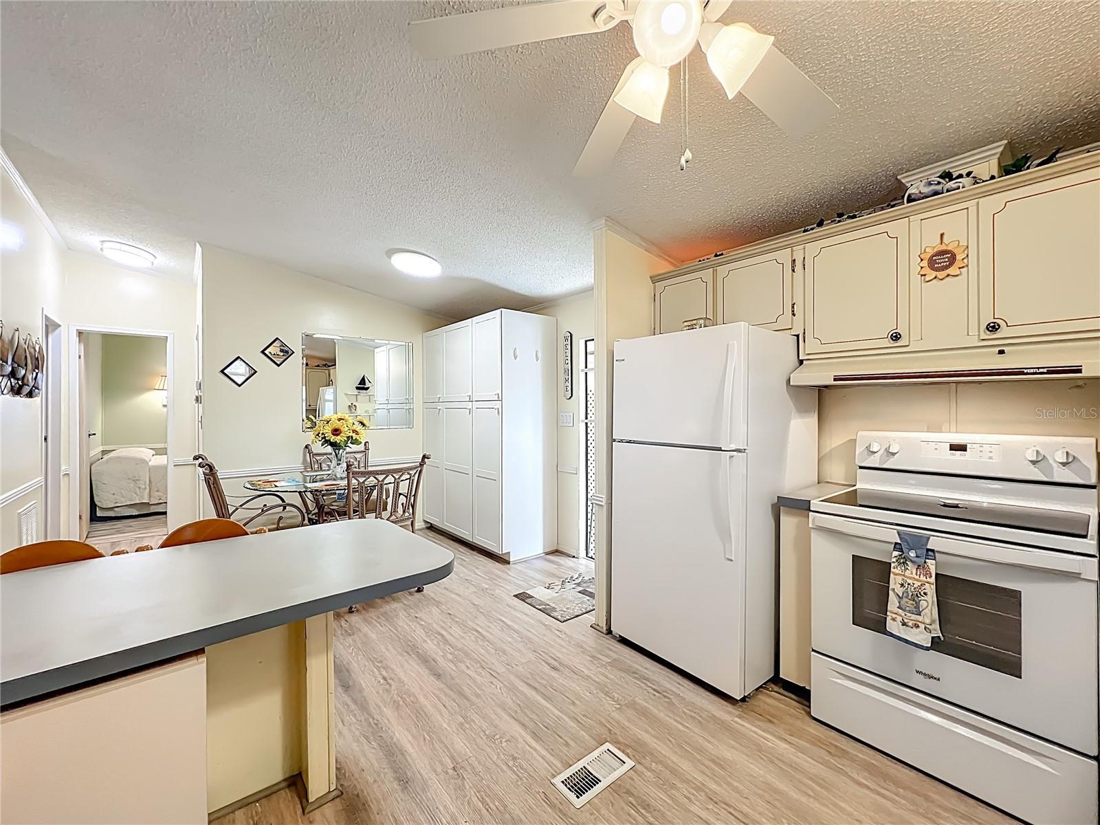 Image 23 of 69 For 698 Cindi Avenue