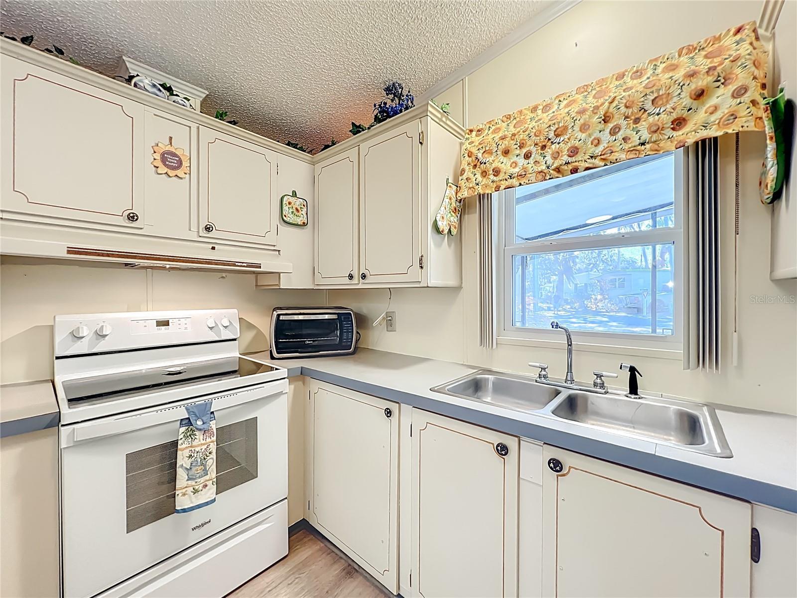 Image 24 of 69 For 698 Cindi Avenue