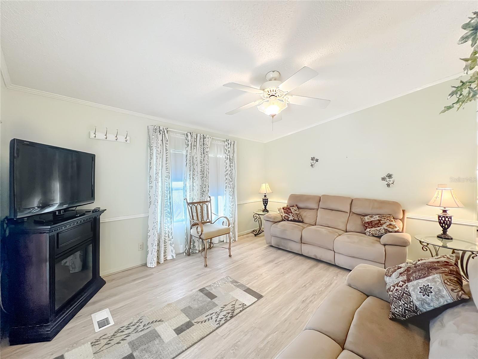 Image 6 of 69 For 698 Cindi Avenue