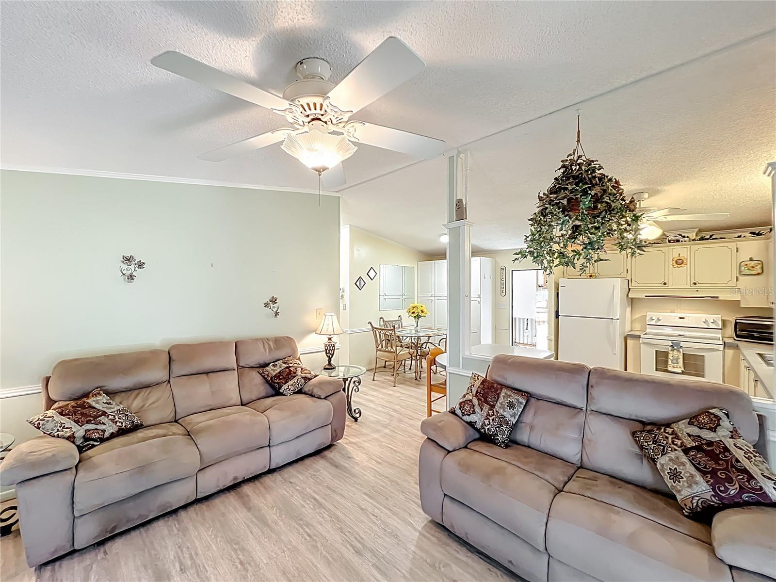 Image 7 of 69 For 698 Cindi Avenue