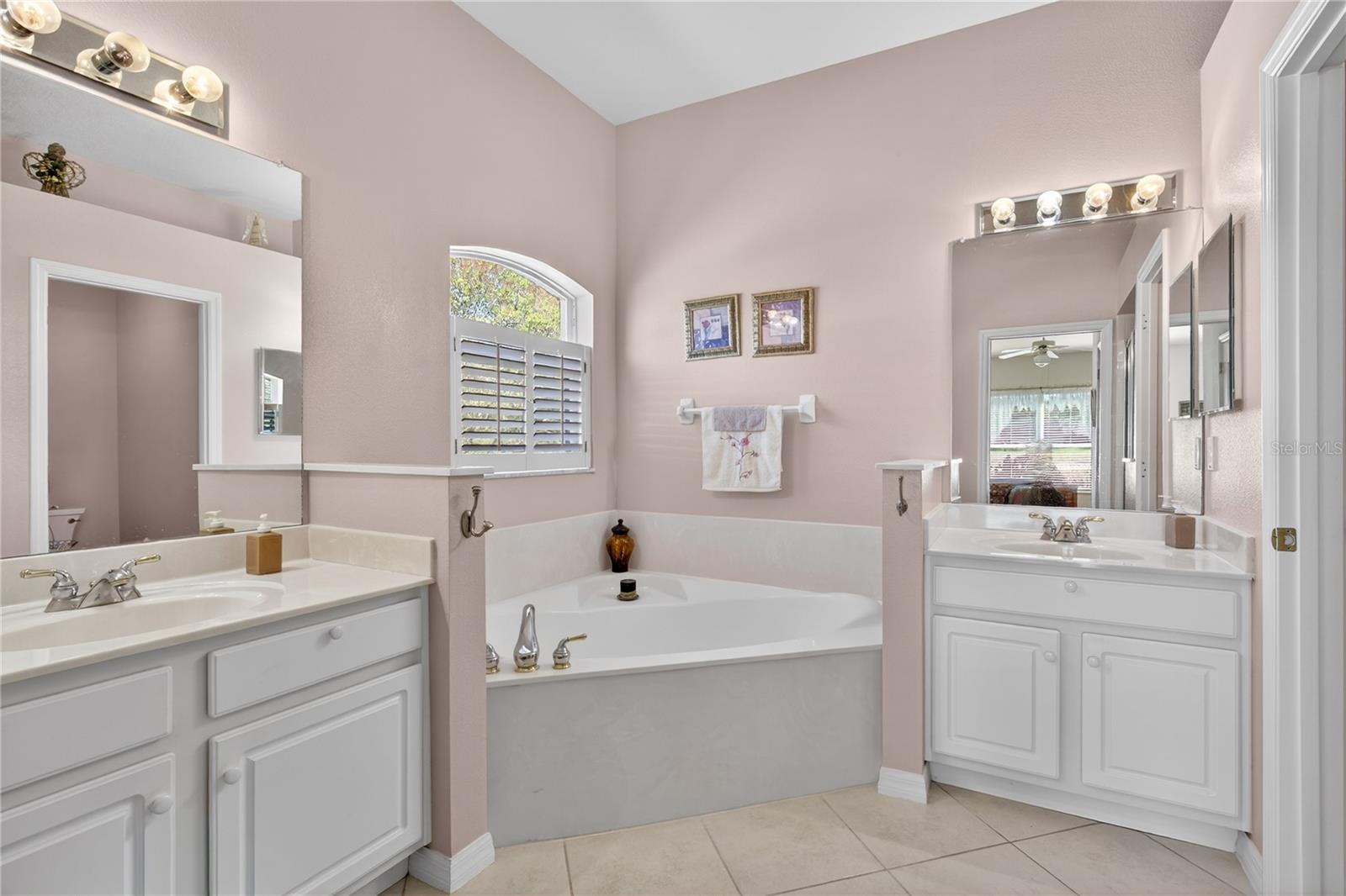 Image 24 of 67 For 2219 Caxton  