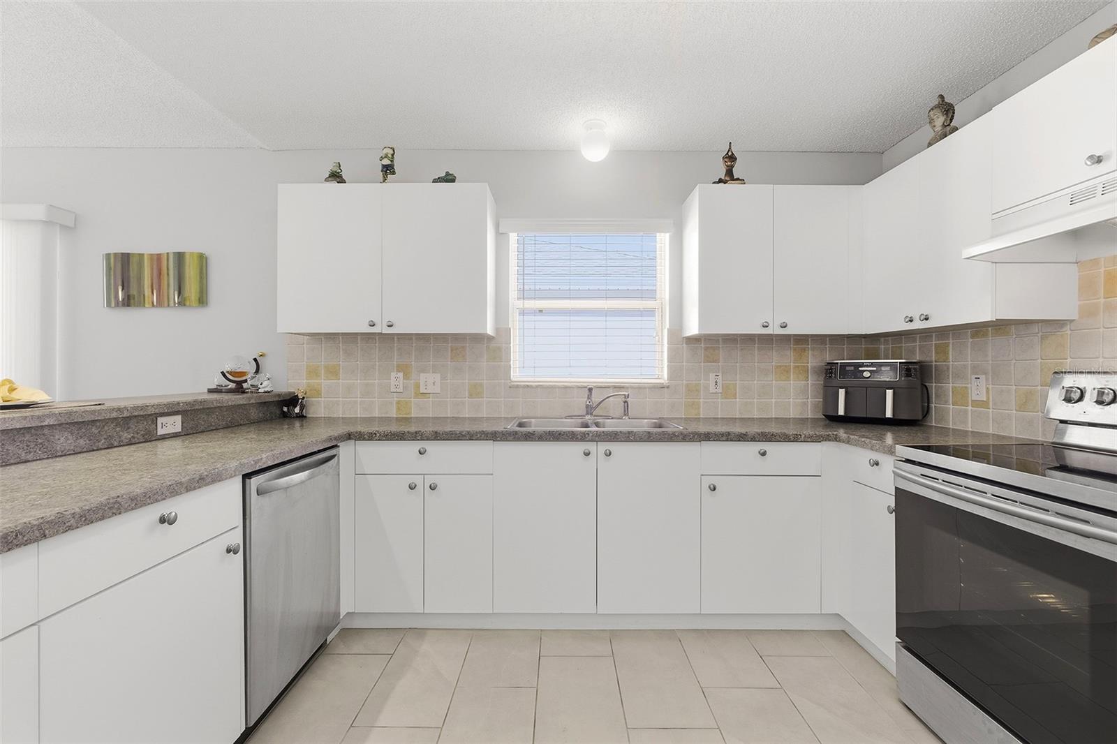 Image 7 of 41 For 880 Robles Avenue