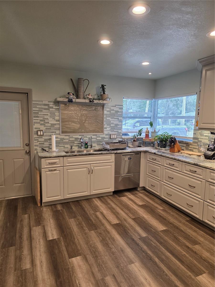 Image 35 of 76 For 5539 Delaware Avenue