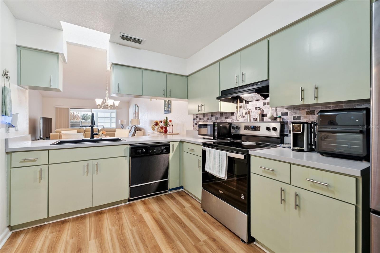 Image 6 of 19 For 1581 Oakview Circle Se