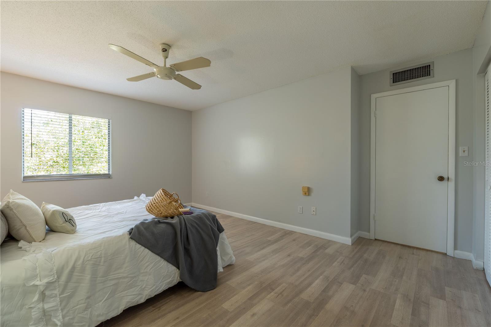 Image 7 of 32 For 600 Fairways Circle B