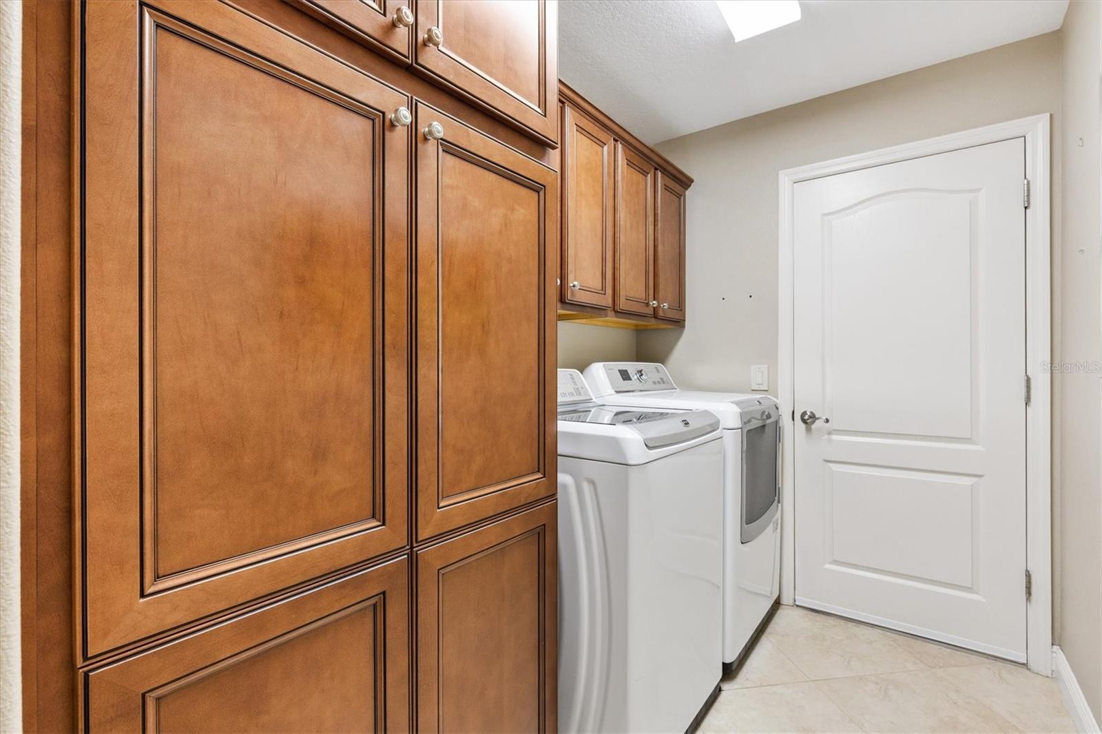 Listing photo id 16 for 3183 Apollo Lane