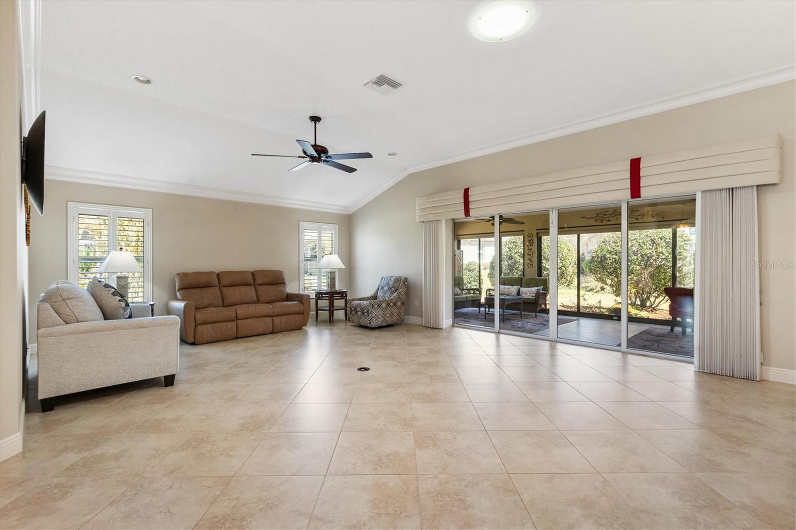 Listing photo id 17 for 3183 Apollo Lane