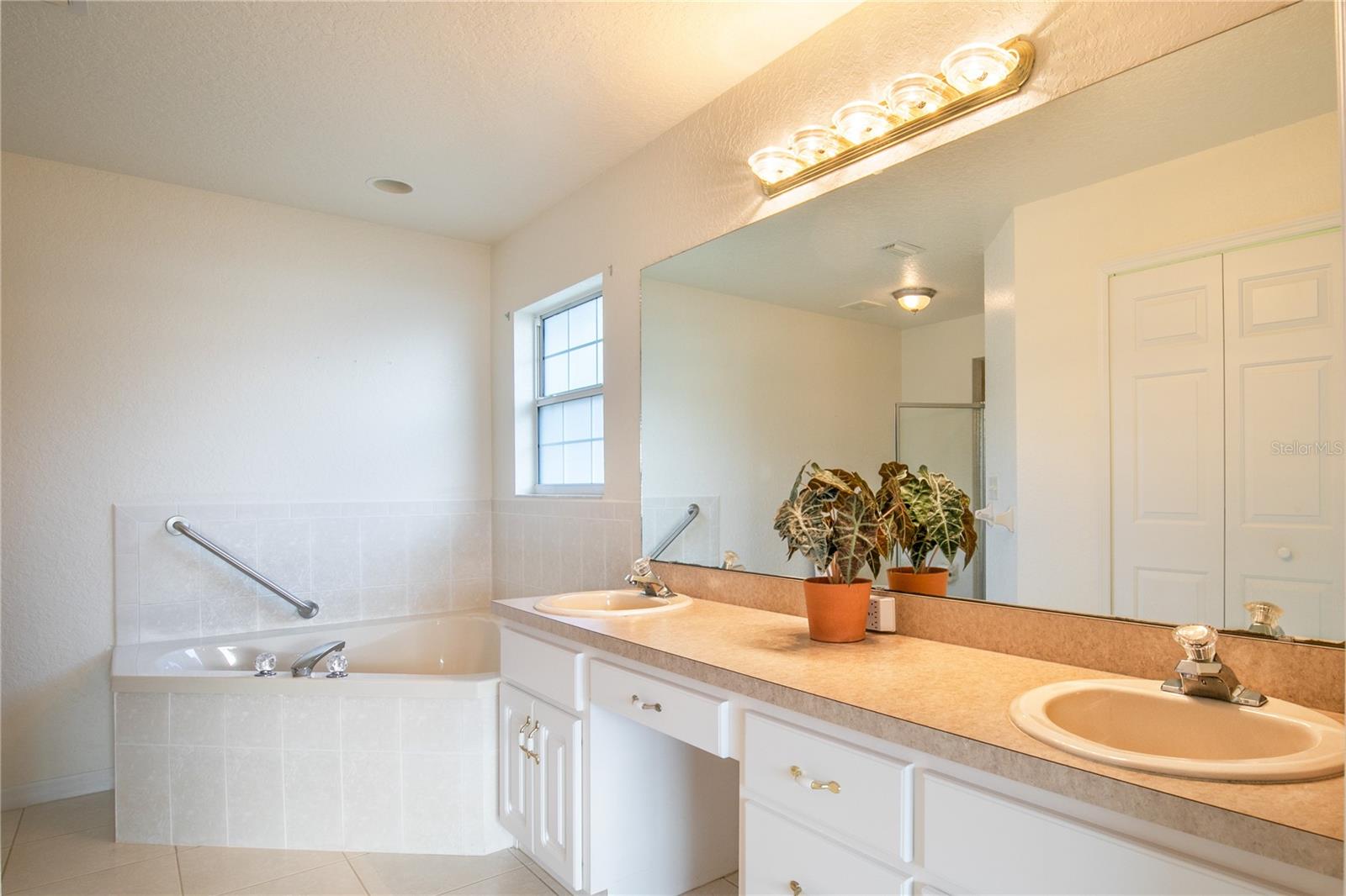 Image 21 of 41 For 1547 Lake Villa Drive