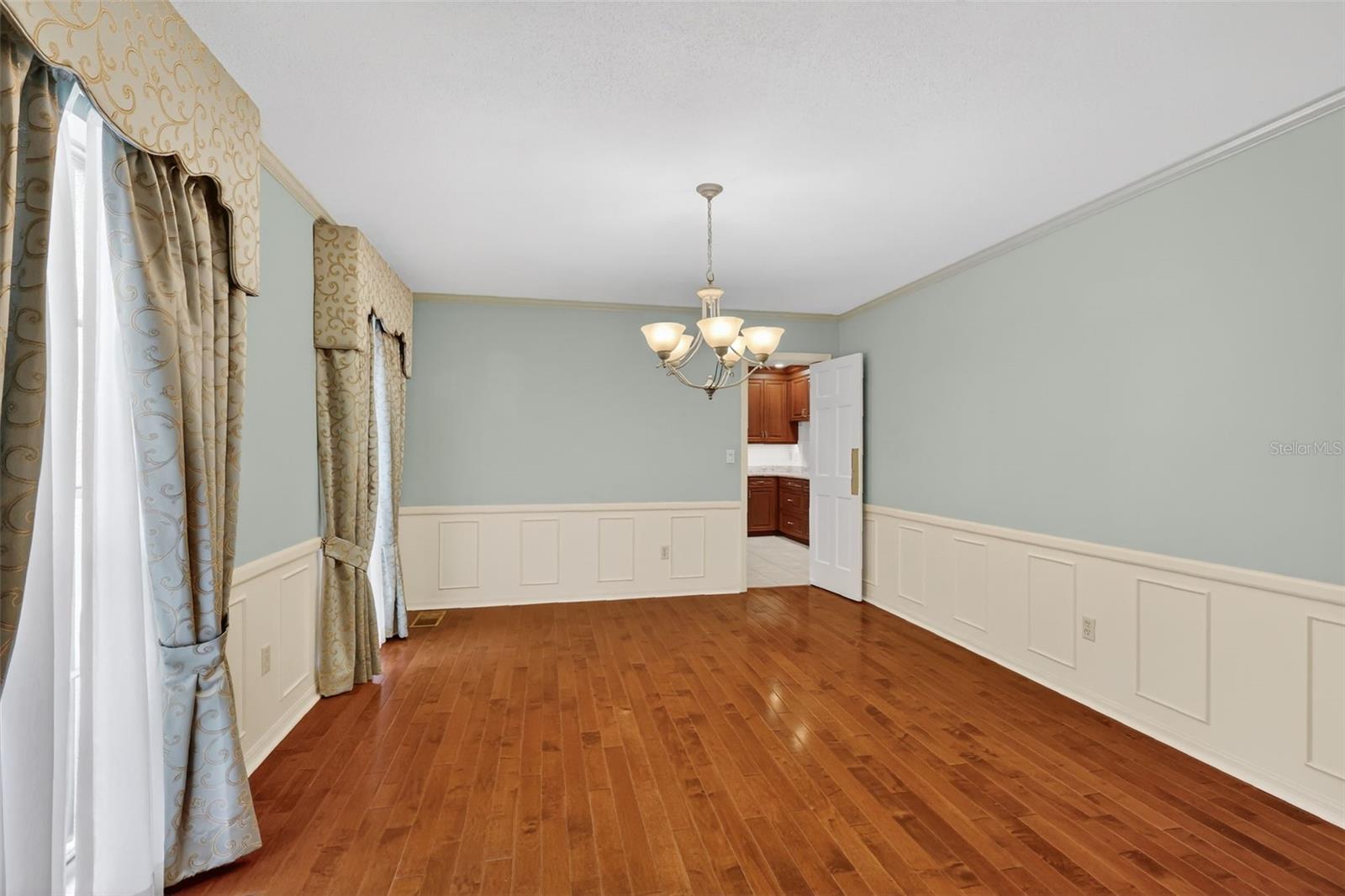 Image 8 of 61 For 2000 Country Club Drive