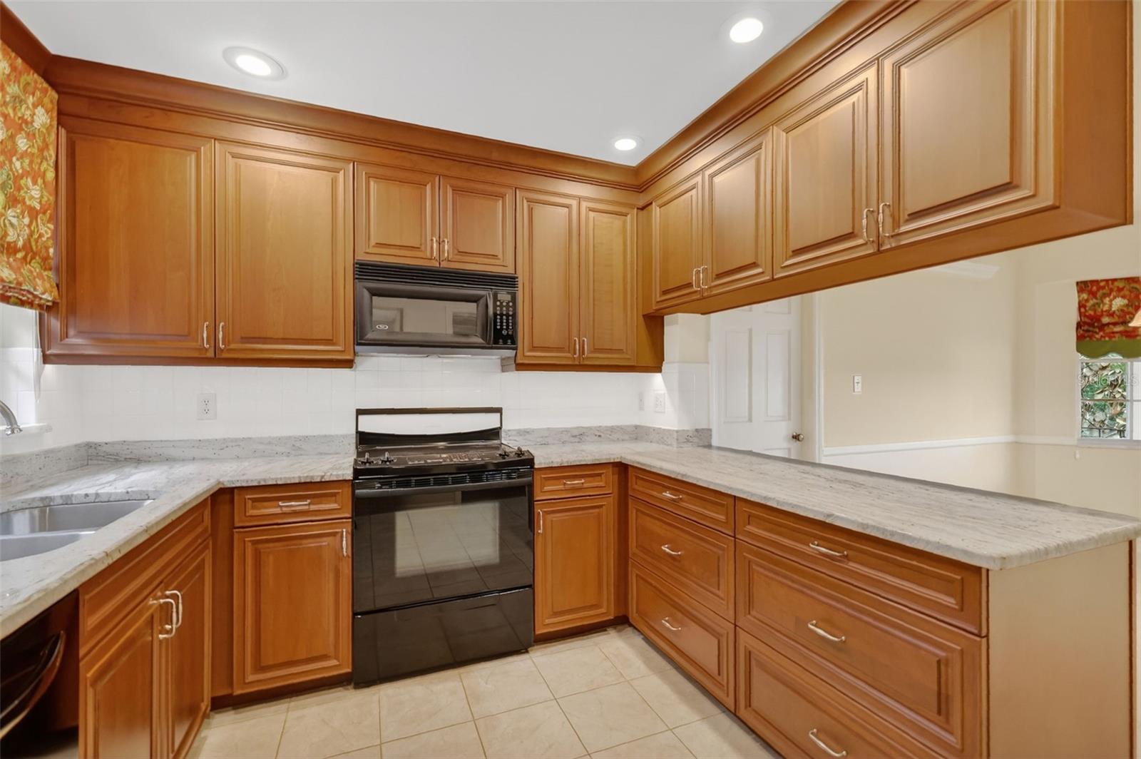 Image 9 of 61 For 2000 Country Club Drive