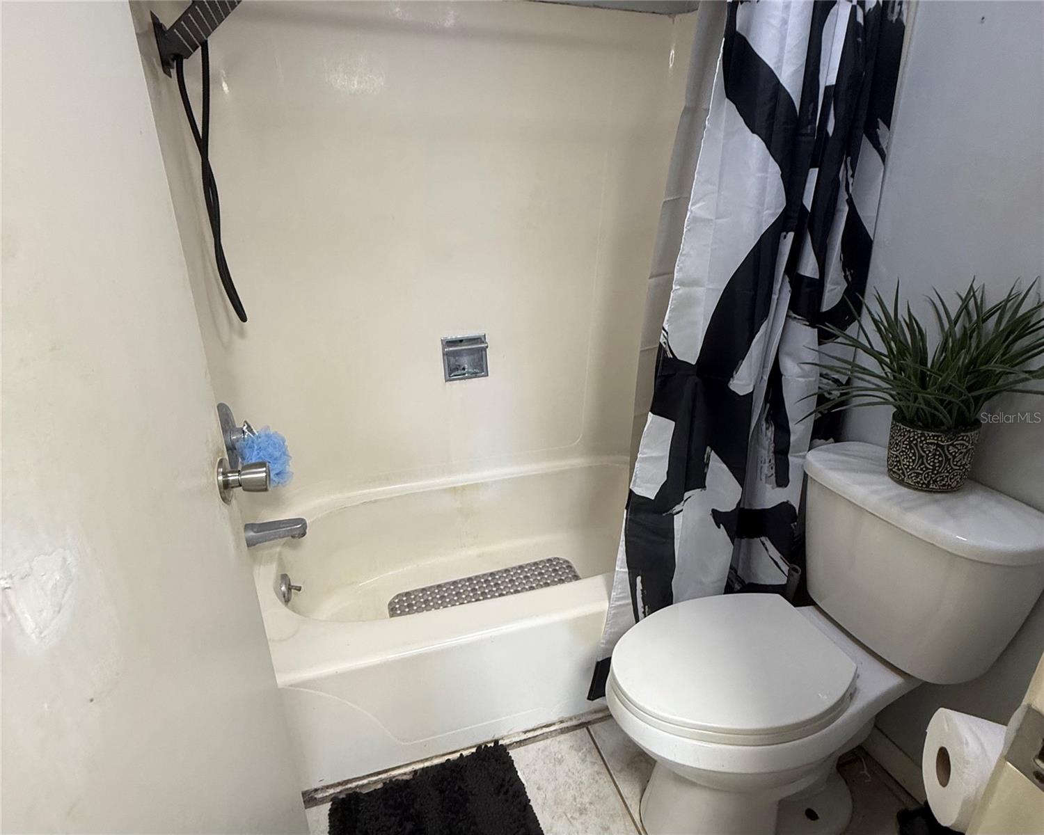 Image 14 of 28 For 1100 Martinique Drive 105