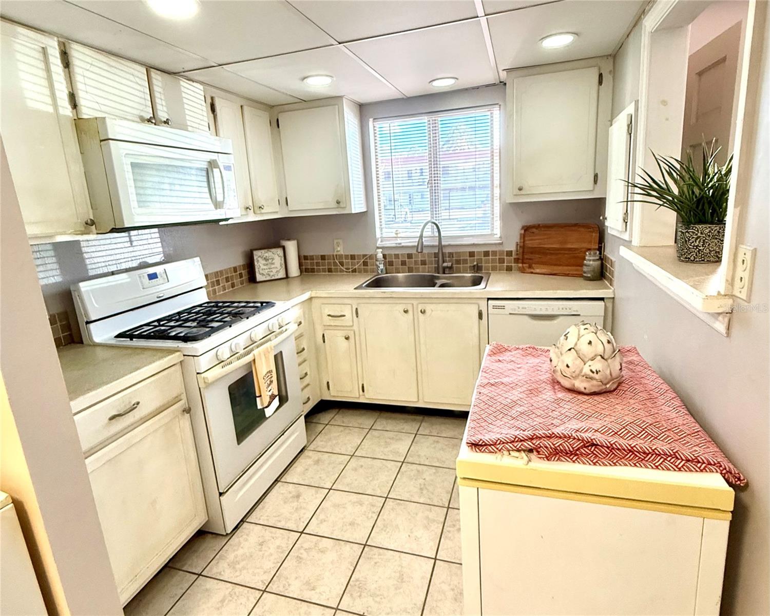 Image 7 of 28 For 1100 Martinique Drive 105