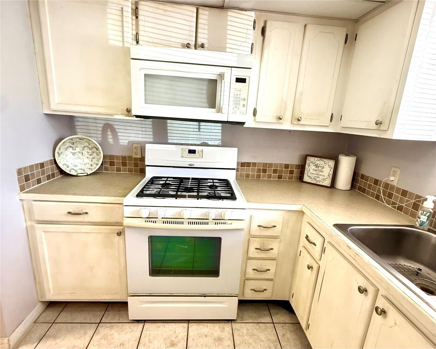 Image 8 of 28 For 1100 Martinique Drive 105