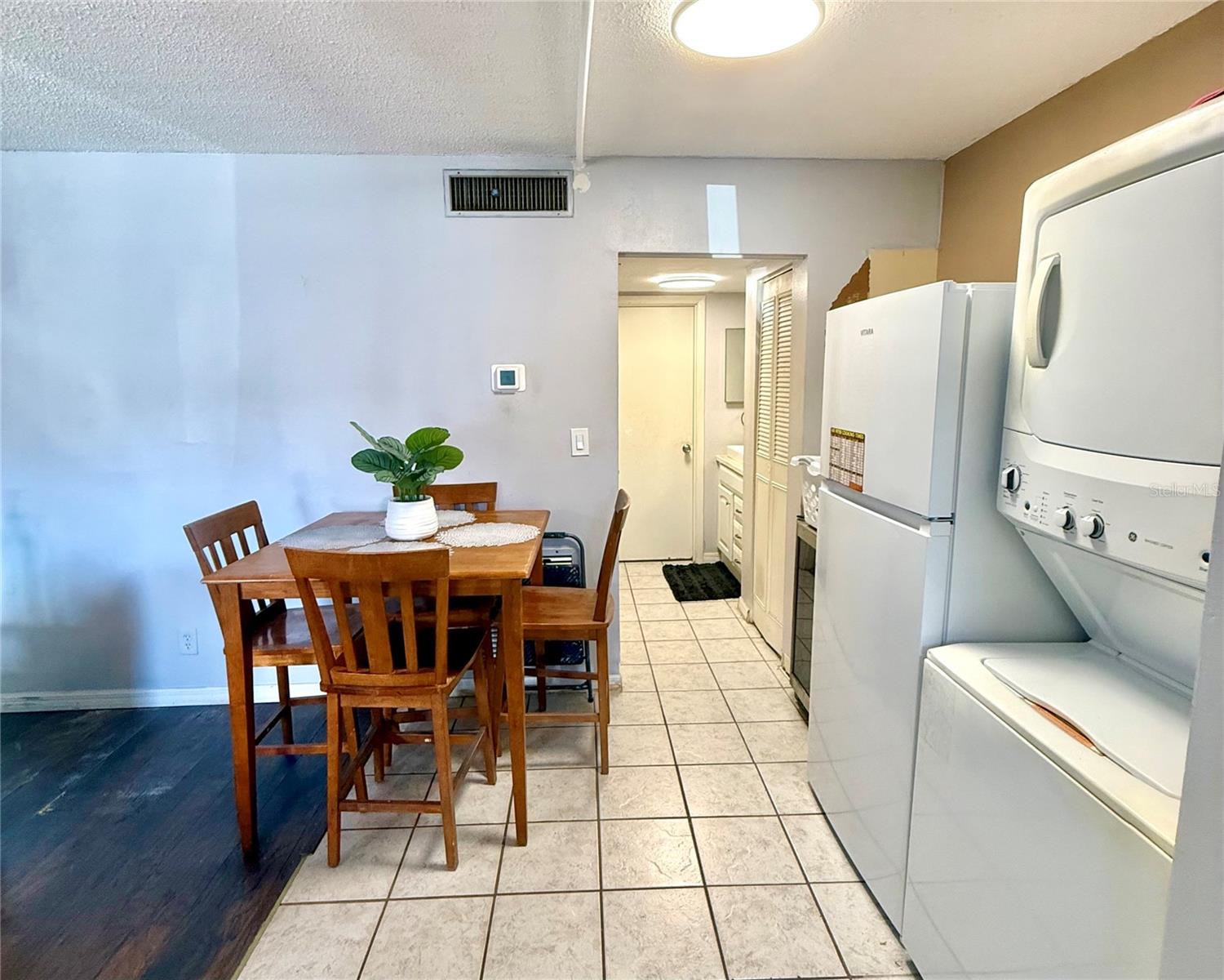 Image 9 of 28 For 1100 Martinique Drive 105