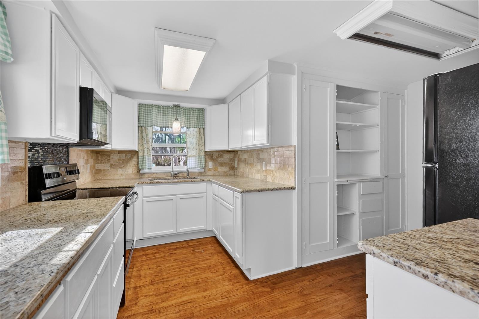 Image 22 of 42 For 92 Trowell Avenue