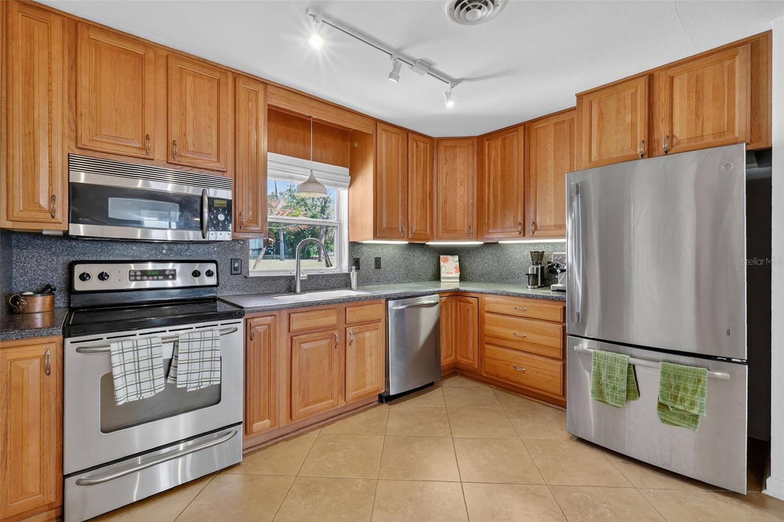 Image 16 of 60 For 33225 Lakeshore Drive